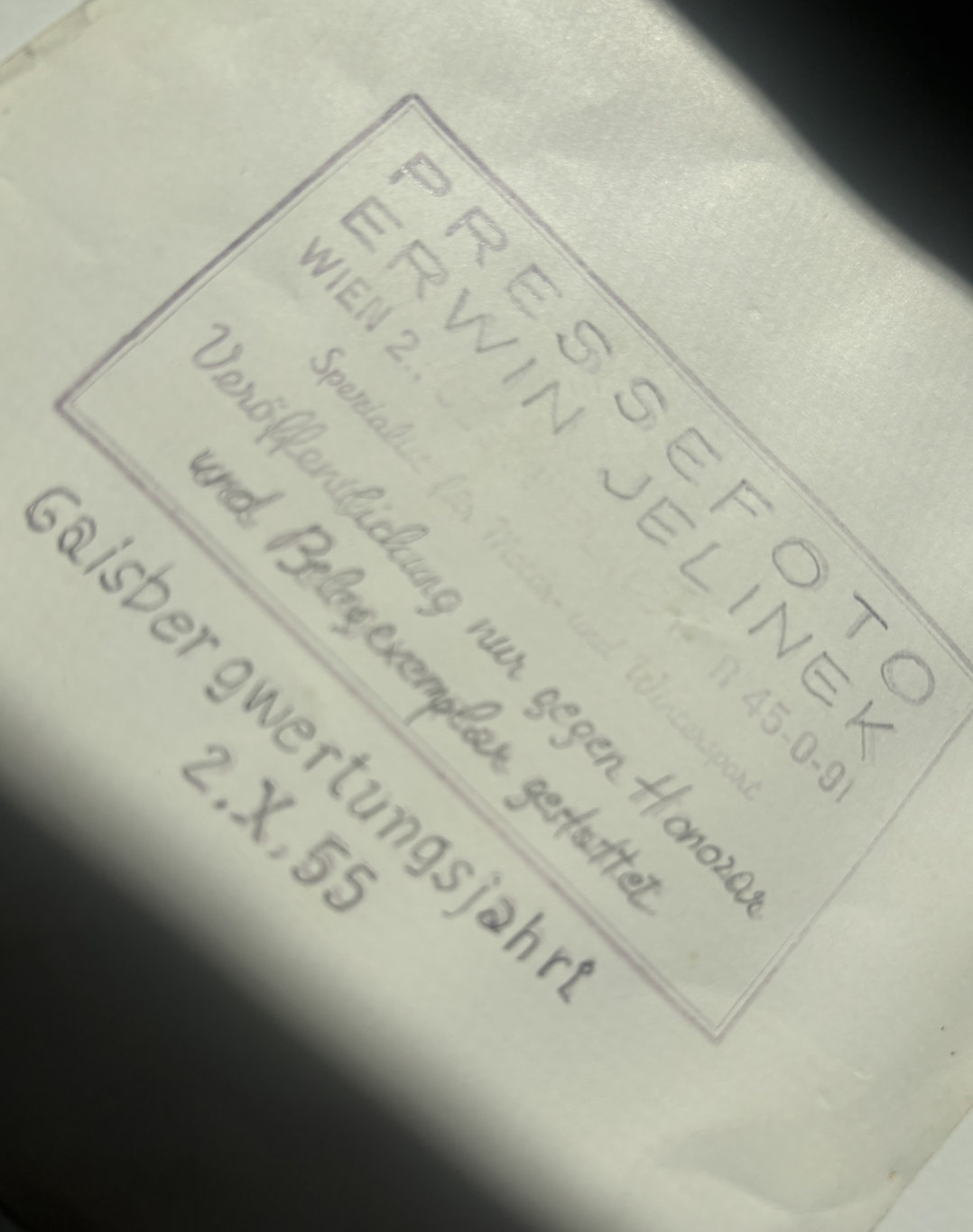 Historischer Pressefoto-Stempel mit handschriftlichem Vermerk „Gaisbergwertungsfahrt 2.X.55“.